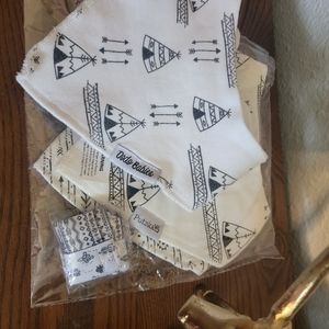 Dodo Babiee bibs and 2 pacifier elastics Putska